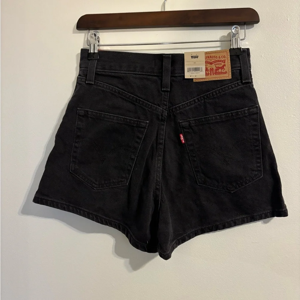 Levi’s high waisted mom shorts size 24. Relaxed through the hip - Picture 3 of 3